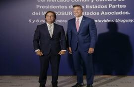 Luis Lacalle Pou, presidente de Uruguay, y Santiago Peña, presidente de Paraguay.