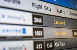 Los viajeros de Estados Unidos sufrieron cancelaciones y retrasos de vuelos por el cierre del gobierno.