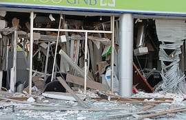 Una de las entidades financieras atacadas con explosivos en Santa Rita.