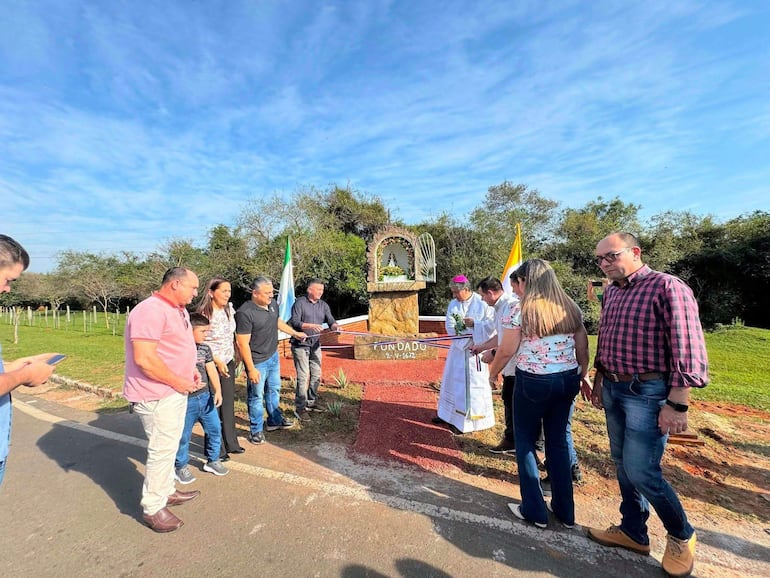 Itapé recibe a los peregrinos con una nueva Cruz y gruta de la Virgen del Paso.