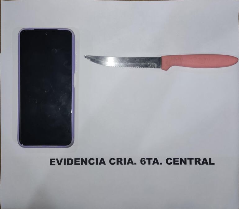El telófono celular recuperado, con el arma que fue utilizado para el peculiar asalto.