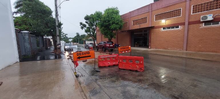 La calle Eduardo San Martín, ahora de doble sentido, tuvo que volver a ser clausurada, tras dos años de intervenciones.
