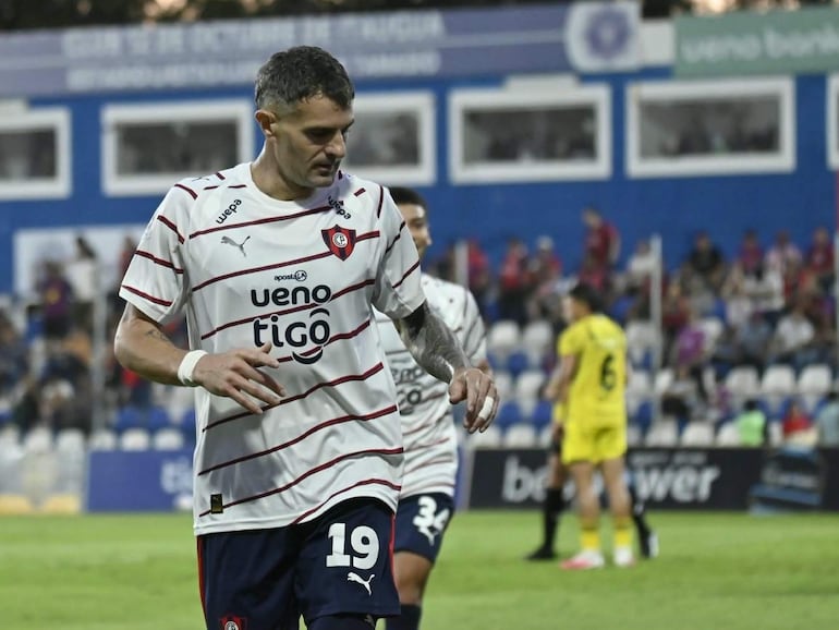 El argentino Pablo Vegetti (d), futbolista de Cerro Porteño, celebra un gol en el partido frente a Recoleta FC por la fecha 8 del torneo Clausura 2026 de la Primera División de Paraguay en el estadio Luis Salinas, en Itauguá, Paraguay.
