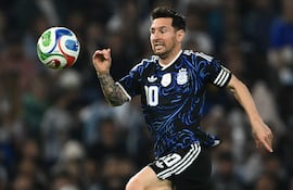 El delantero de Argentina, Lionel Messi, corre tras el balón durante un partido amistoso de fútbol entre Argentina y Mauritania en el estadio La Bombonera en Buenos Aires.