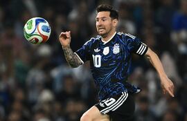 El delantero número 10 de Argentina, Lionel Messi, corre tras el balón durante un partido de fútbol amistoso entre Argentina y Mauritania en el estadio La Bombonera en Buenos Aires .
