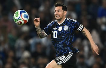 El delantero número 10 de Argentina, Lionel Messi, corre tras el balón durante un partido de fútbol amistoso entre Argentina y Mauritania en el estadio La Bombonera en Buenos Aires .
