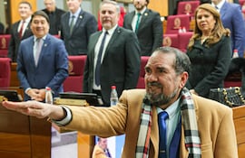 El senador Edgar López (liberocartista) jura como representante del Senado ante el Consejo de la Magistratura ante el pleno. Foto: Prensa Senado.