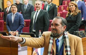 El senador Edgar López (liberocartista) jura como representante del Senado ante el Consejo de la Magistratura ante el pleno. Foto: Prensa Senado.