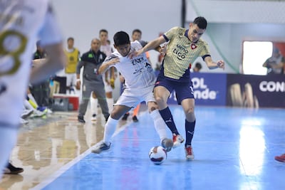Emerson Méndez Salas de Cerro Porteño pelea el balón a un jugador boliviano. (Foto de Jazmín Ruiz Díaz, APF)