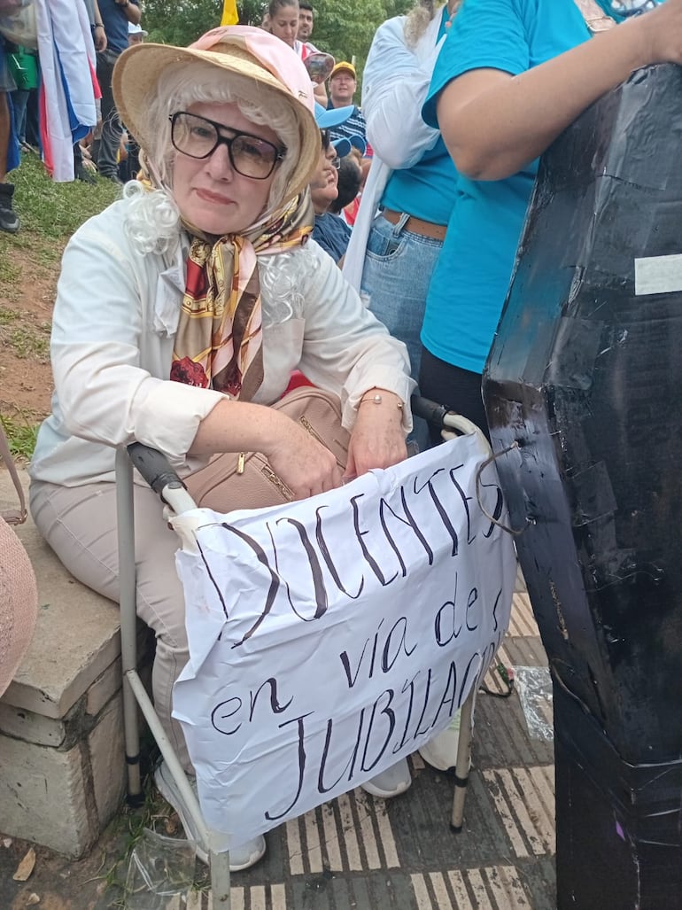 Representación de una docente en protesta por los cambios planteados en la caja fiscal.