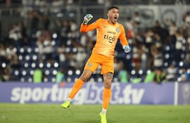El uruguayo Gastón Olveira, futbolista de Olimpia, celebra un gol en el partido frente a Sportivo Trinidense por la Fase Preliminar de la Copa Sudamericana 2026 en el estadio Defensores del Chaco, en Asunción, Paraguay.