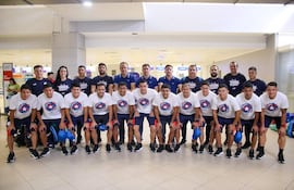 La delegación paraguaya en el aeropuerto, antes del viaje sabatino rumbo a Seychelles.
