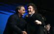 El expresidente de Brasil, Jair Bolsonaro (i) y el mandatario de Argentina, Javier Milei (d) se saludan durante un evento en el Estado de Santa Catarina, Brasil. (archivo)
