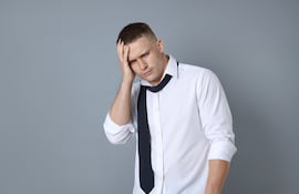 Hombre aparentemente borracho.