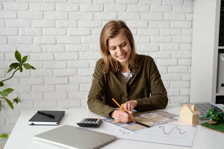 Mujer trabajando en un proyecto con optimismo. Foto: Freepik/EFE.