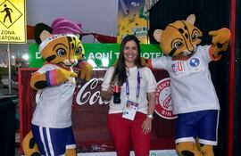 Tito y Tika reciclan botellas PET en Juegos Panamericanos.