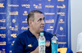 Pedro Sarabia en la conferencia de presentación como nuevo entrenador de Sportivo Luqueño.
