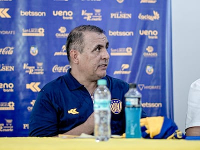 Pedro Sarabia en la conferencia de presentación como nuevo entrenador de Sportivo Luqueño.