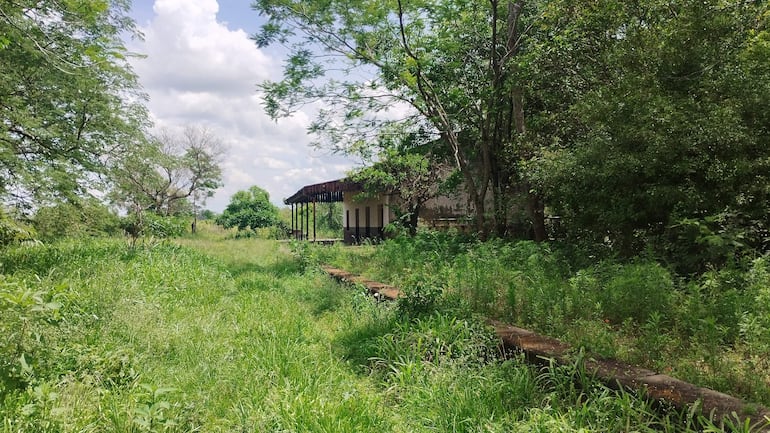 Antigua estación de trenes de Tebicuary se cae a pedazos en medio del abandono.