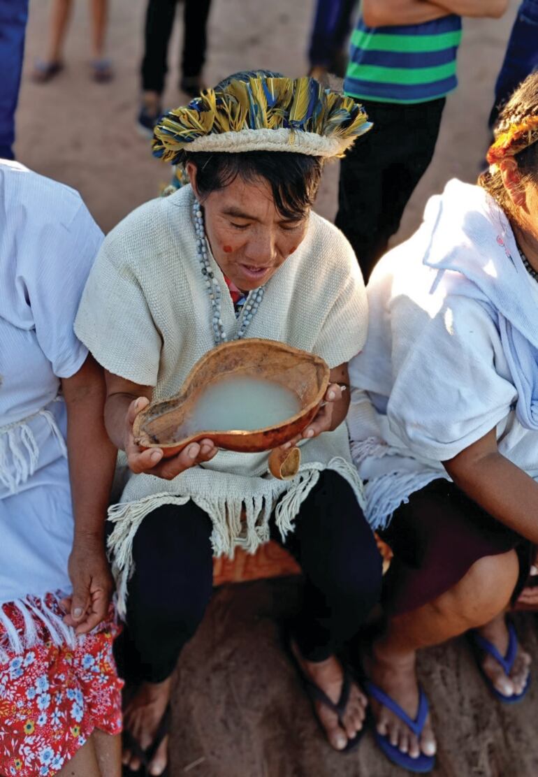 Una mujer pai tomando chicha durante un ritual.