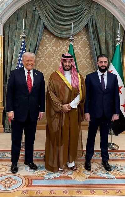 El presidente de EE.UU., Donald Trump; el príncipe saudí Mohammed bin Salman; y el presidente interino de SIria,  Ahmed al Sharaa.