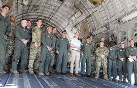 Presentación del avión C-17 Globemaster de la Fuerza Aérea de los EE.UU. en la exhibición por el Centenario de la Aviación Militar Paraguaya en la Primera Brigada Aerea de la Fuerza Aérea Paraguaya con la presencia del embajador Marc Ostfield y el agregado de defensa de la embajada Lance Awbrey y otros militares norteamericanos.