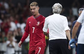 El jugador de la selección portuguesa Cristiano Ronaldo (i) y el seleccionador Jorge Jesus (d) se estrechan la mano tras ser sustituido durante el partido de la Liga de Naciones de la UEFA en Lisboa (Portugal).