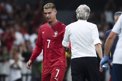 El jugador de la selección portuguesa Cristiano Ronaldo (i) y el seleccionador Jorge Jesus (d) se estrechan la mano tras ser sustituido durante el partido de la Liga de Naciones de la UEFA en Lisboa (Portugal).