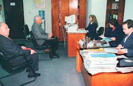 El entonces director y fundador de ABC Color, Aldo Zuccolillo (c), en el Tribunal en 1999, durante su audiencia.