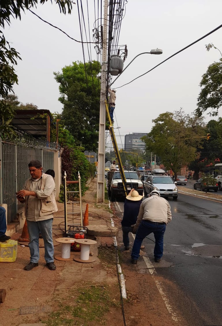 Copaco trabaja en reposición de líneas aéreas para reponer el servicio de fibra óptica.