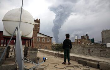 Un niño mira el humo tras los ataques israelíes en Saná, 24 de agosto de 2025. Al menos dos personas murieron y otras 35 resultaron heridas este domingo en los ataques del Ejército de Israel contra Saná, la capital del Yemen controlada por los rebeldes hutíes desde 2014, informó el Ministerio de Salud y Medio Ambiente de los insurgentes.