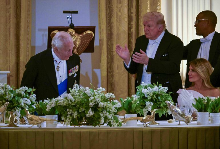 El presidente de Estados Unidos, Donald Trump (C) durante la gala en honor al rey Carlos III, en la Casa Blanca. 