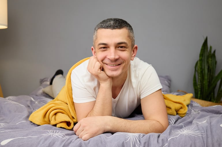 Concepto de hombre satisfecho en la cama.