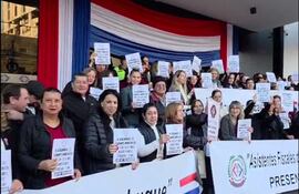 Asistentes fiscales de Luque y San Lorenzo también estuvieron frente a Sede 1 de la Fiscalía manifestándose.