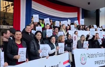 Asistentes fiscales de Luque y San Lorenzo también estuvieron frente a Sede 1 de la Fiscalía manifestándose.