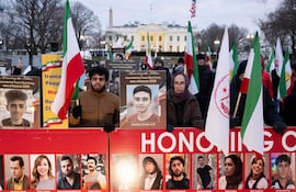 Estadounidenses iraníes realizan una manifestación y vigilia en honor a los miles de manifestantes asesinados en Irán y para pedir a los responsables políticos que apoyen al pueblo del país, frente a la Casa Blanca en Washington, D.C.