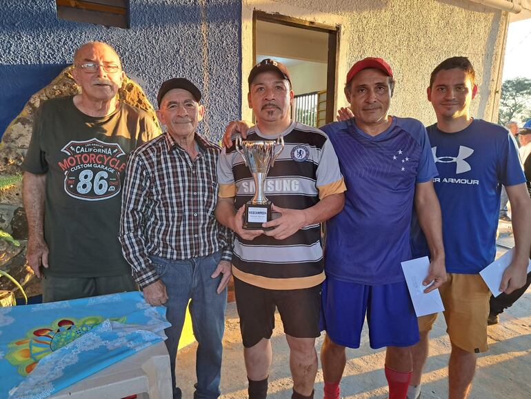 Sport Tito Castro, con el trofeo de vicecampeón de la Liga 6 de Enero de Lambaré.