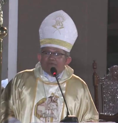 Monseñor Cristino Ramos González, vestido con una mitra blanca y vestidura dorada, habla en un ambiente solemne.