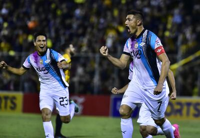 Óscar Cardozo anota uno de sus goles. A la izquierda, Diego Gómez, quien jugó su último partido en el Clausura.