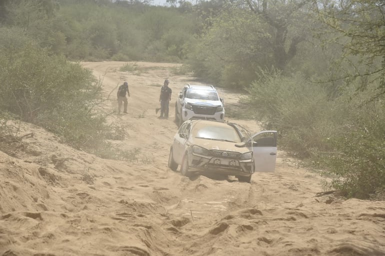 El auto de recorrida de Sebastián Martínez y Alejandro Álvarez, piloto y copiloto del ARD Competición, trancados en una subida del tramo de la Picada Histórica del Rally del Chaco 2026.