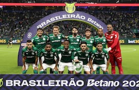 Formación titular del Palmeiras con los paraguayos Gustavo Gómez y Mauricio, en un reciente partido por el campeonato brasileño. (Foto gentileza de Palmeiras).