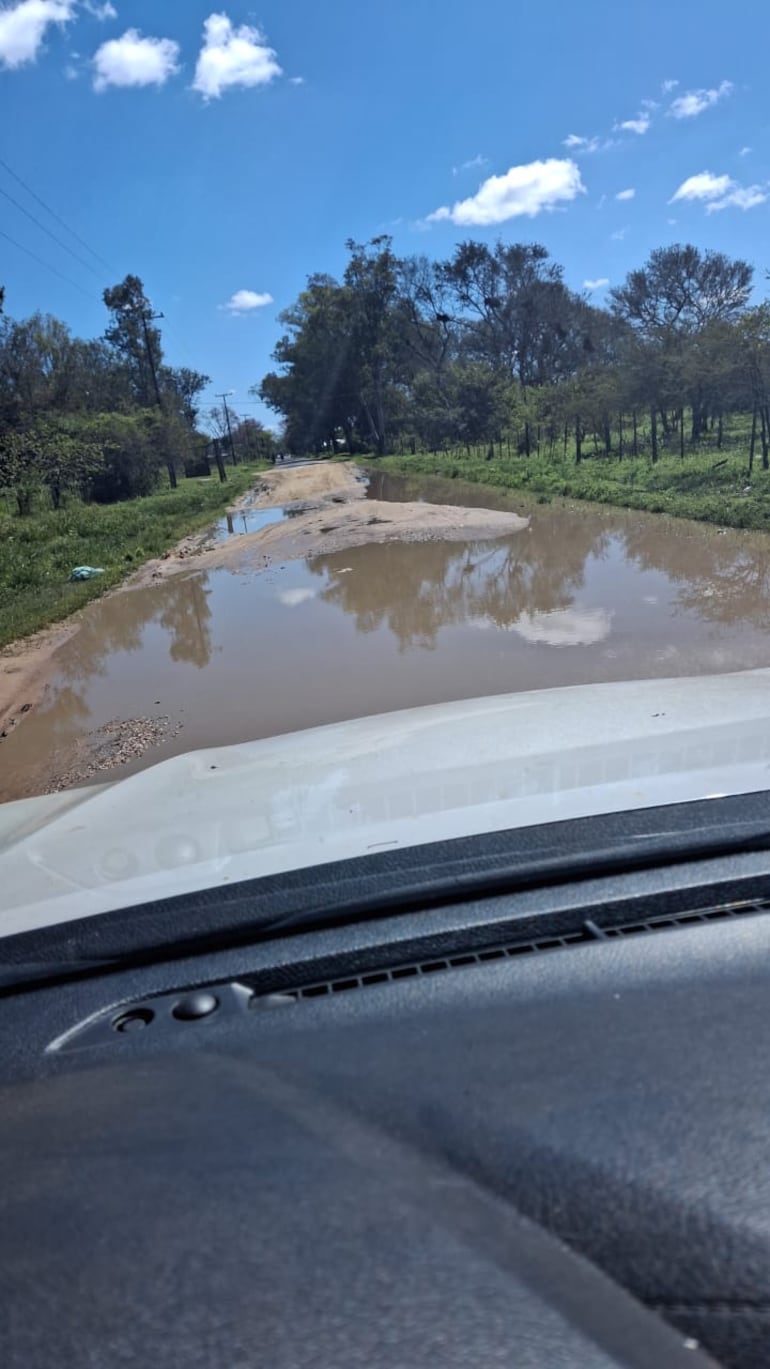 La entrada a barrio del este de la ciudad de Pilar, se encuentra en malas condiciones, por lo que dificulta el tránsito a los vecinos.