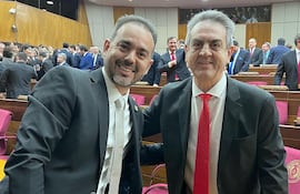 Yamil Esgaib (i) con su hijo, Nasser Esgaib (d).