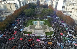 Esta vista aérea muestra a mujeres reunidas durante una marcha de "Ni una menos" en Buenos Aires, Argentina, el 3 de junio de 2026, en protesta contra los feminicidios, la violencia de género y las políticas de reforma económica y estatal del presidente Javier Milei