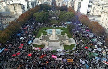 Esta vista aérea muestra a mujeres reunidas durante una marcha de "Ni una menos" en Buenos Aires, Argentina, el 3 de junio de 2026, en protesta contra los feminicidios, la violencia de género y las políticas de reforma económica y estatal del presidente Javier Milei
