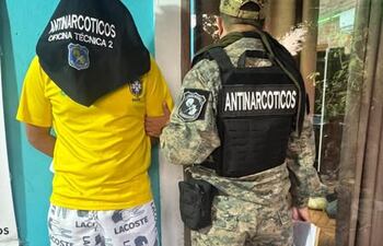 Aprehenden a un joven y decomisan drogas y otros objetos, tras allanamiento en Remansito.