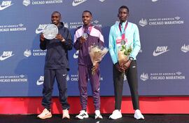 Jacob Kiplimo, de Uganda, acompañado por los kenianos Amos Kipruto y Alex Masai en el podio.