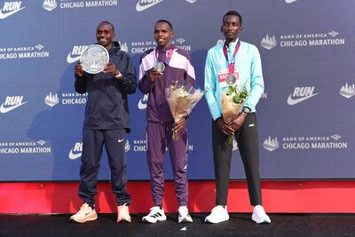 Jacob Kiplimo, de Uganda, acompañado por los kenianos Amos Kipruto y Alex Masai en el podio.