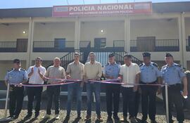 Santiago Peña, Pedro Alliana, el intendente de Pilar Fernando Ramirez (ANR) el gobernador de Ñeembucú Víctor Hugo Fornerón(ANR) y el director de Isepol filial 8 comisario Líder Vera desatan la cinta y dejan inaugurada el nuevo edificio de Isepol.