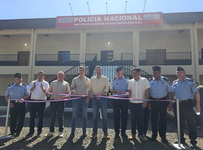 Santiago Peña, Pedro Alliana, el intendente de Pilar Fernando Ramirez (ANR) el gobernador de Ñeembucú Víctor Hugo Fornerón(ANR) y el director de Isepol filial 8 comisario Líder Vera desatan la cinta y dejan inaugurada el nuevo edificio de Isepol.
